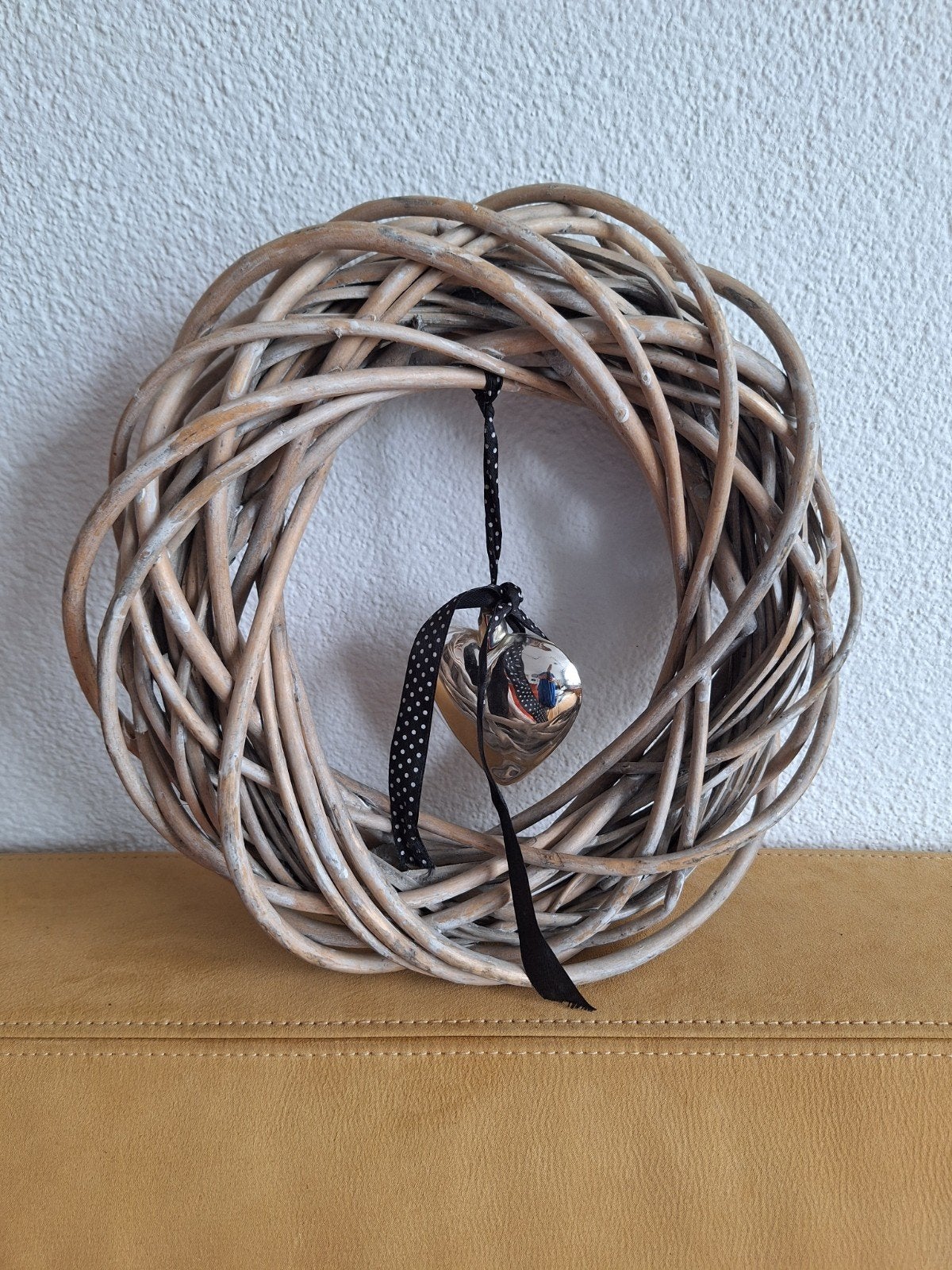 Decoratieve rotan krans met zilveren hart, Huis en Inrichting, Woonaccessoires | Kransen, Krans, Rotan, Zo goed als nieuw, Ophalen