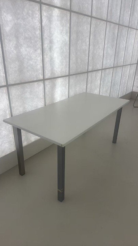Witte tafel met metalen poten, Ophalen, 50 tot 100 cm, Zo goed als nieuw, Vier personen