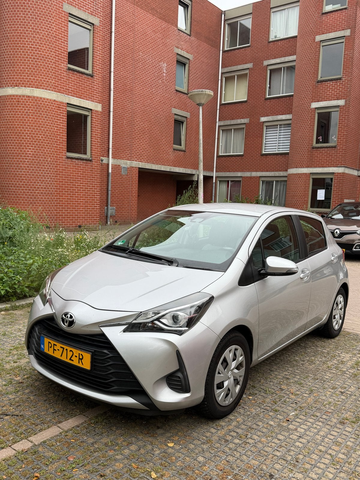 Toyota Yaris 1.0 16V Vvti 5DR 2017 Grijs, 40 €/maand, Origineel Nederlands, Bedrijf, Handgeschakeld