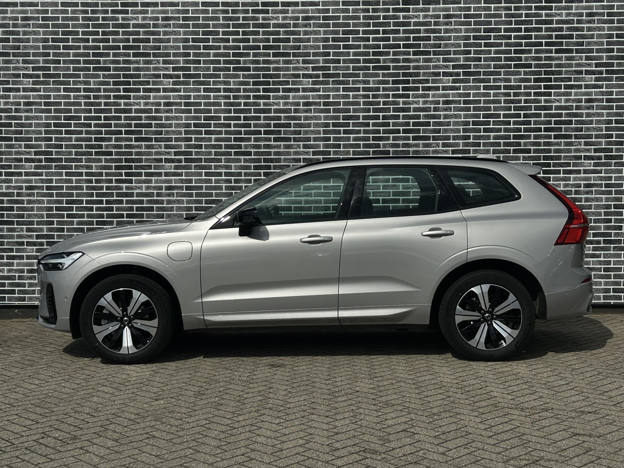 Volvo XC60 2.0 T6 Plug-in Hybrid AWD Plus Dark | PHEV Long R, Auto's, Gebruikt, Euro 6, 4 cilinders, 138 €/maand