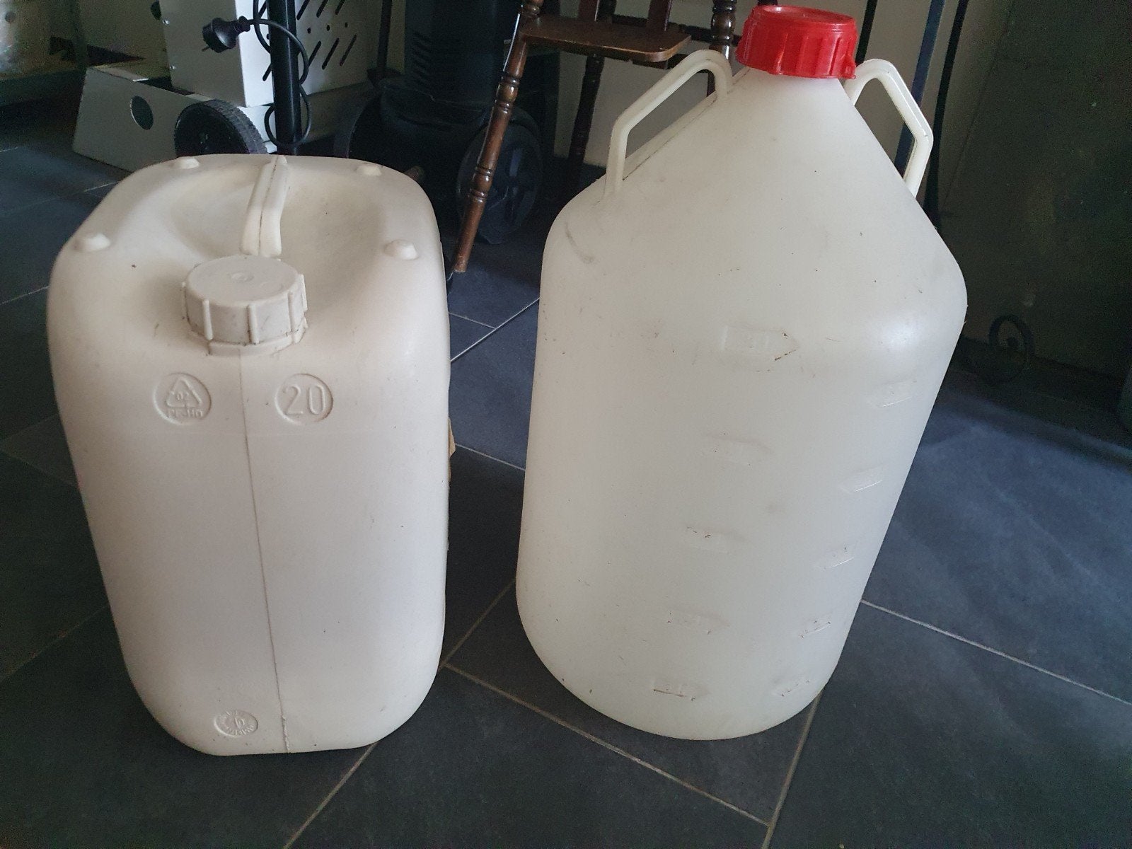 Jerrycan / voorraadbus, Ophalen