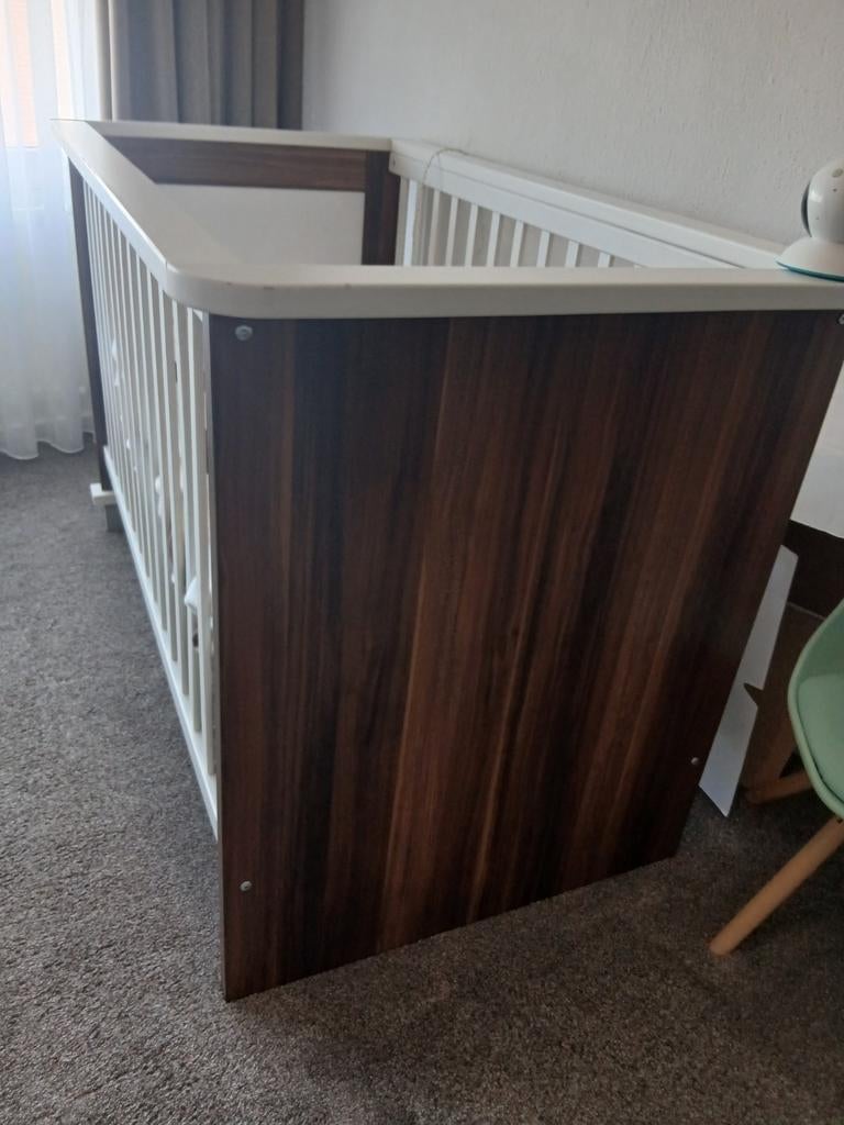 Babykamer  bed, commode en badje en luieremmer en wandrek, Kinderen en Baby's, Kinderkamer | Commodes en Kasten, Ophalen, 50 tot 70 cm