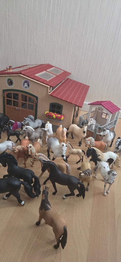 Mega veel Schleich paarden, grote stal en accesoiris, Ophalen, Zo goed als nieuw, Paard, Overige typen