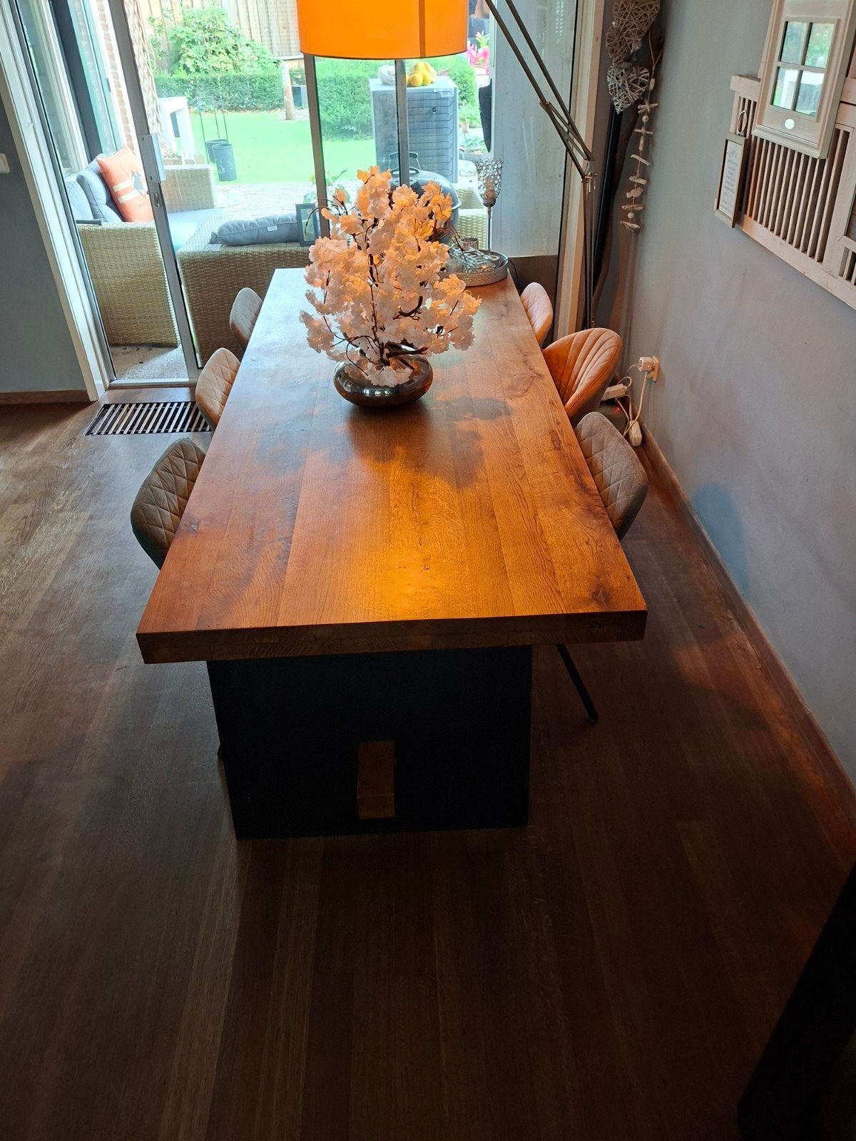 Foto 7 van Robuuste eettafel van eikenhout met metalen onderstel