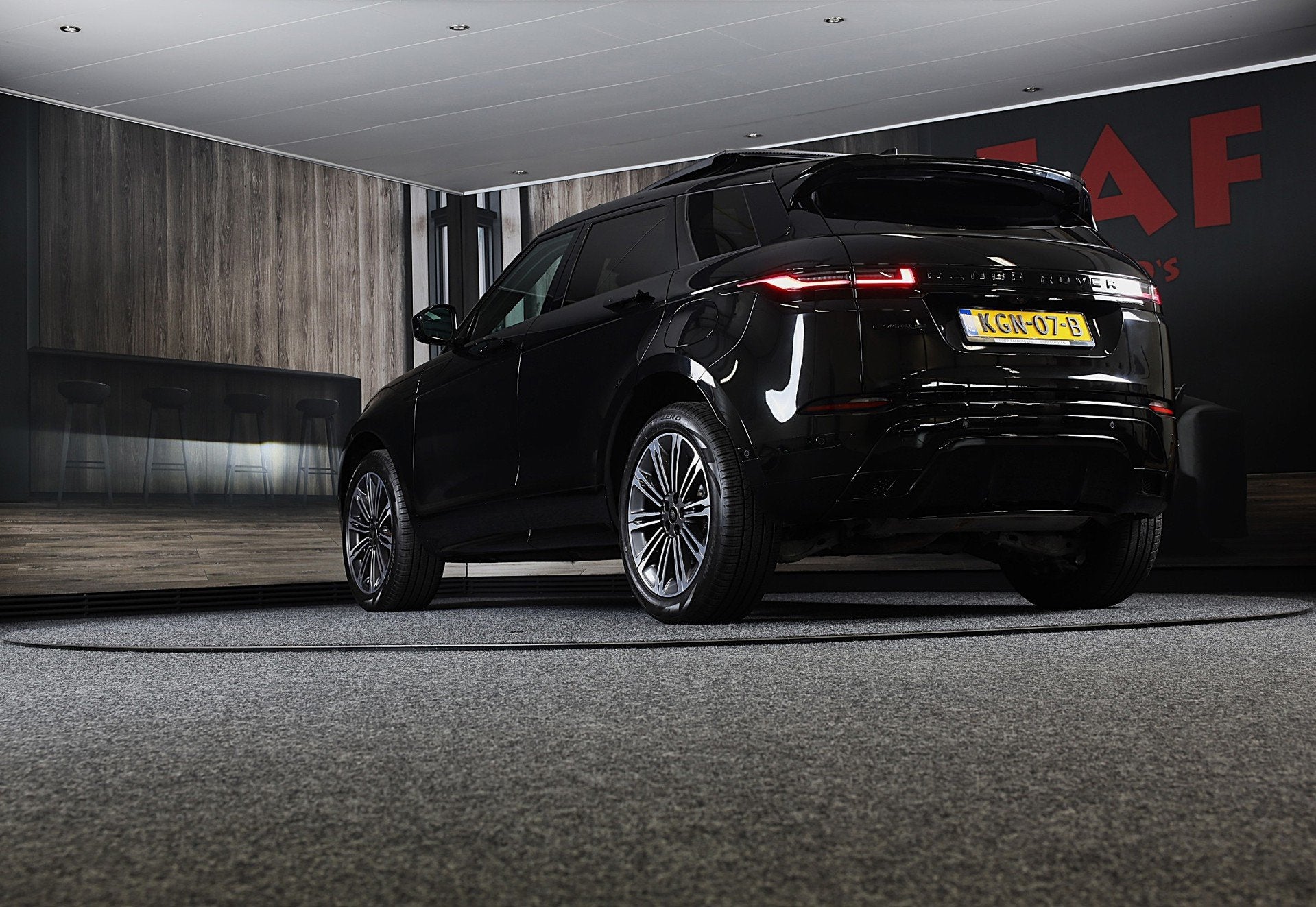 Land Rover RANGE ROVER EVOQUE 1.5 P270e PHEV AWD Dynamic HSE, Auto's, Automaat, Dealer onderhouden, 14 kWh, Zwart