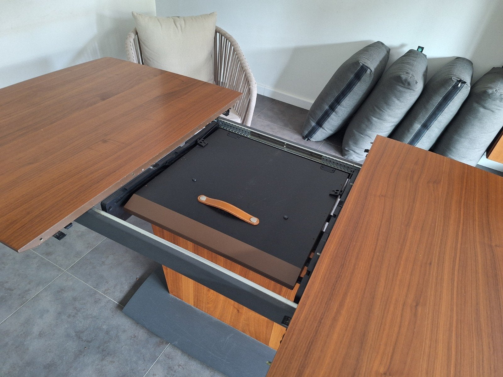 BoConcept Walnoothouten Uitschuifbare Eettafel - Design, Modern design, Gebruikt, 100 tot 150 cm, Vijf personen of meer