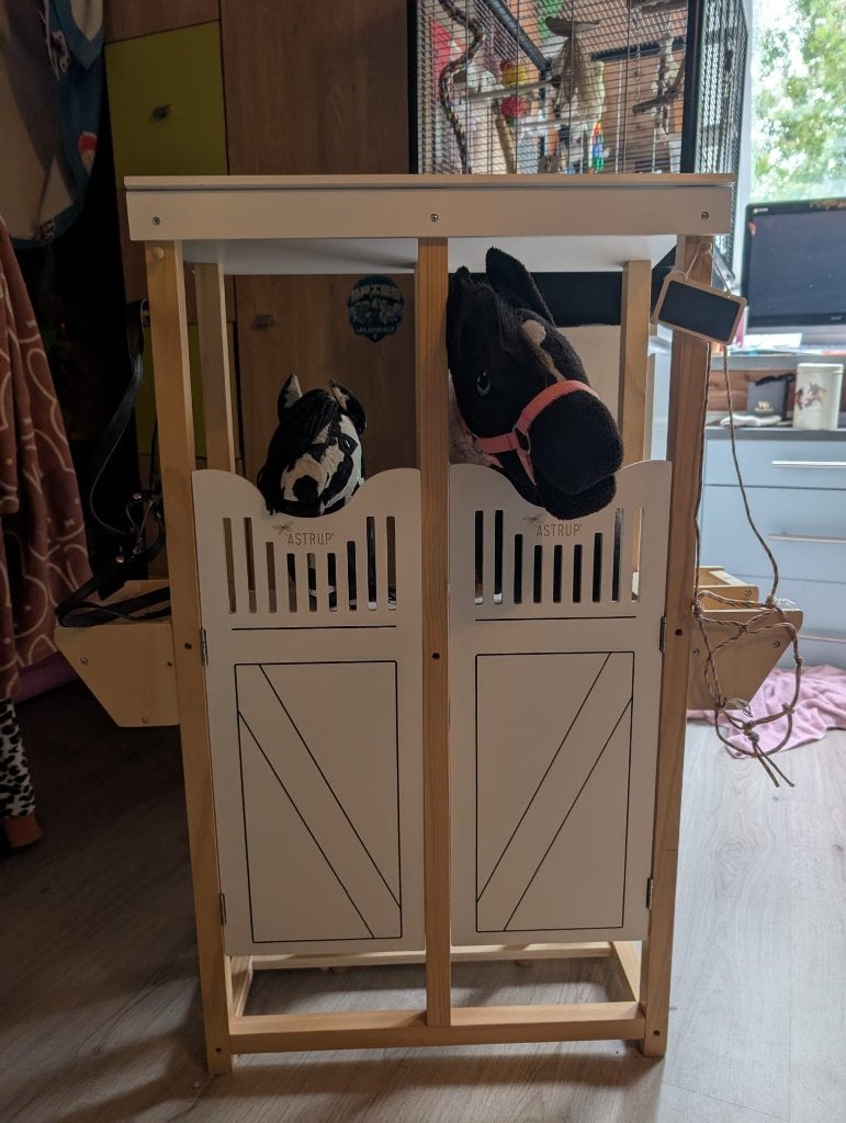 Hobby horse stal byASTRUP + 2 paarden en accessoires, Ophalen, Zo goed als nieuw
