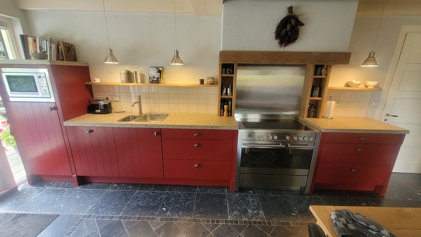 Landelijke Keuken met apparatuur, Ophalen, Gebruikt, Rood, Graniet of Steen