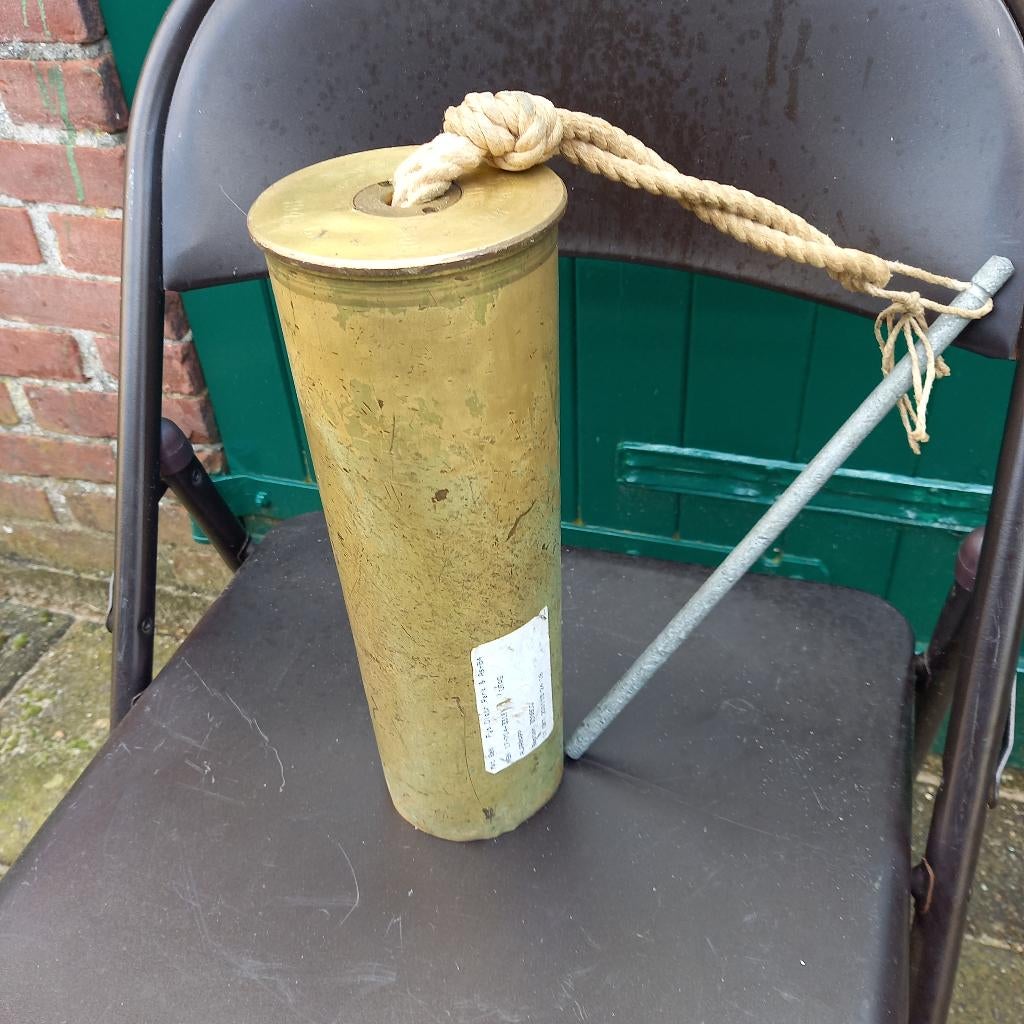 Alarmgong granaathuls DATED 1945, Verzamelen, Militaria | Tweede Wereldoorlog, Ophalen of Verzenden, Nederland, Hulzen of Bodemvondsten