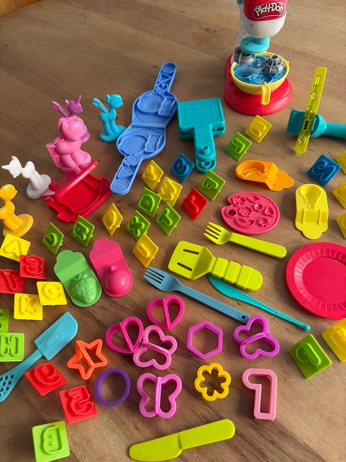 Grote Play-Doh set met veel accessoires en vormen, Ophalen of Verzenden, Gebruikt, Knutselen