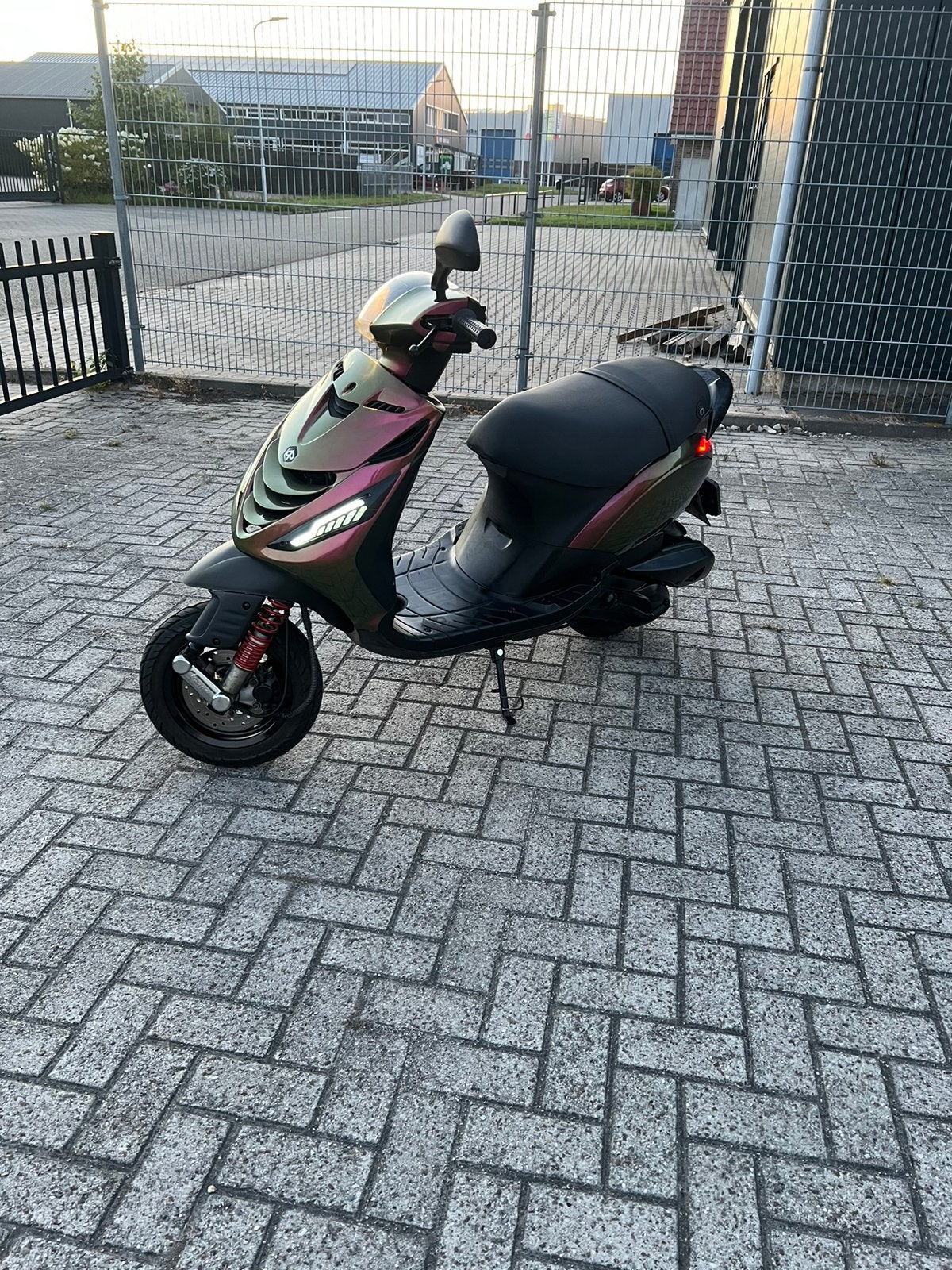 zip sp 125 cc geel kenteken, Fietsen en Brommers, Scooters | Piaggio, Ophalen of Verzenden, Zo goed als nieuw, Benzine, Zip