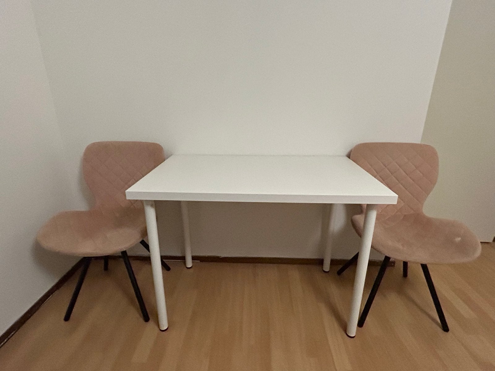 Wit IKEA bureau met 2 roze stoelen met ruitstiksel, Huis en Inrichting, Ophalen, Gebruikt, IKEA