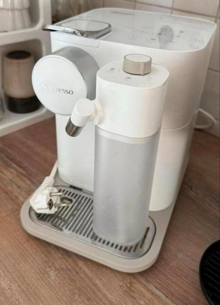 ZO GOED ALS NIEUW Nespresso gran latissima koffiemachine wit, Koffiemachine, Ophalen of Verzenden, Zo goed als nieuw, 2 tot 4 kopjes