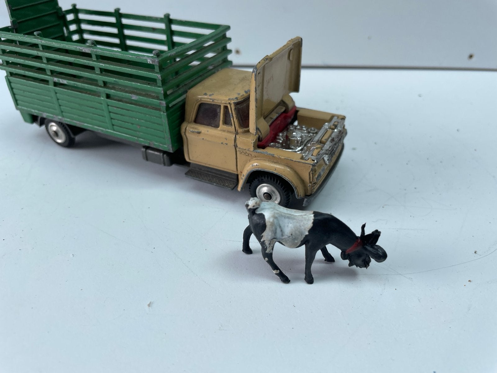 Corgi Toys Dodge Kew Fargo Veevoederwagen met koe, Ophalen of Verzenden, Gebruikt