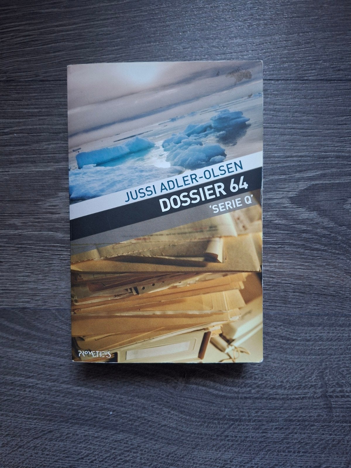 Jussi Adler-Olsen - Dossier 64 (Serie Q) € 5,00, Boeken, Ophalen of Verzenden, Gelezen, Jussi Adler-Olsen