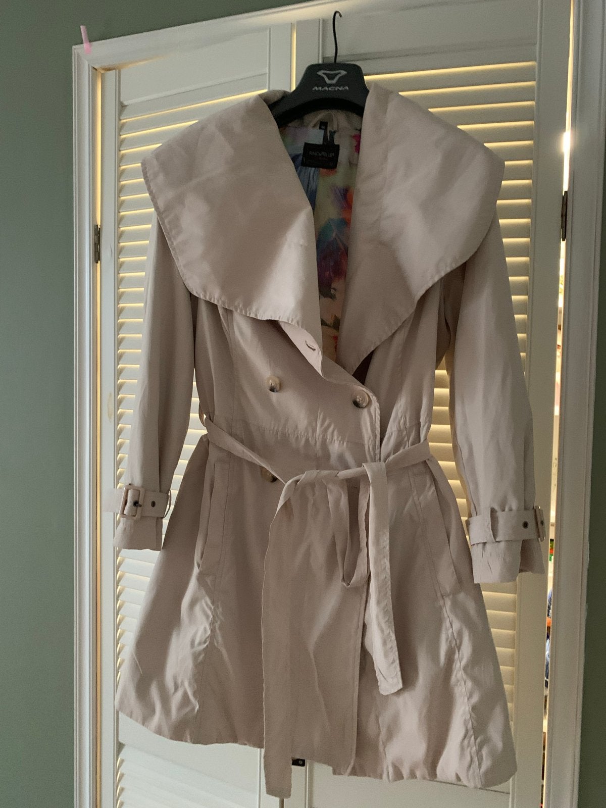Dames lange jas - Beige trenchcoat met ceintuur, Ophalen of Verzenden, Zo goed als nieuw, Maat 38/40 (M), Beige
