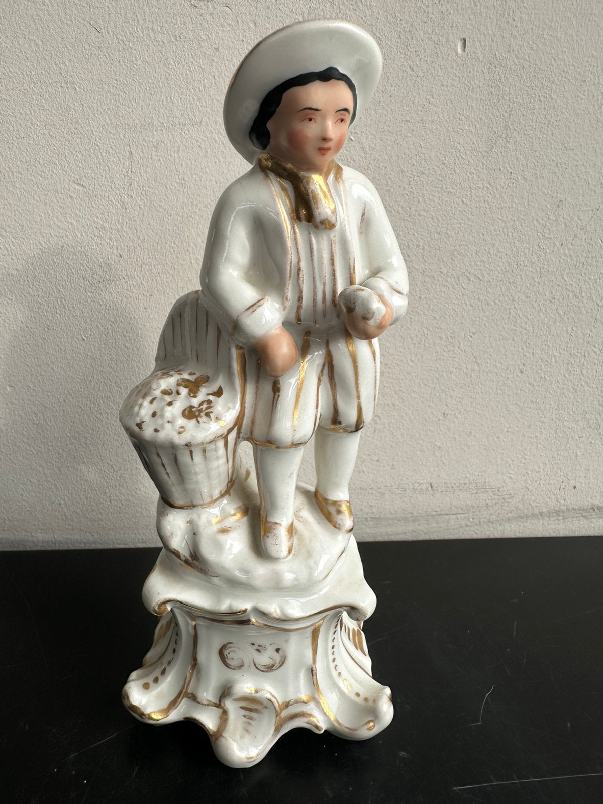 Antiek porselein beeldje Jonkheer 18.5 cm, Verzamelen, Beelden en Beeldjes, Ophalen of Verzenden, Gebruikt, Mens