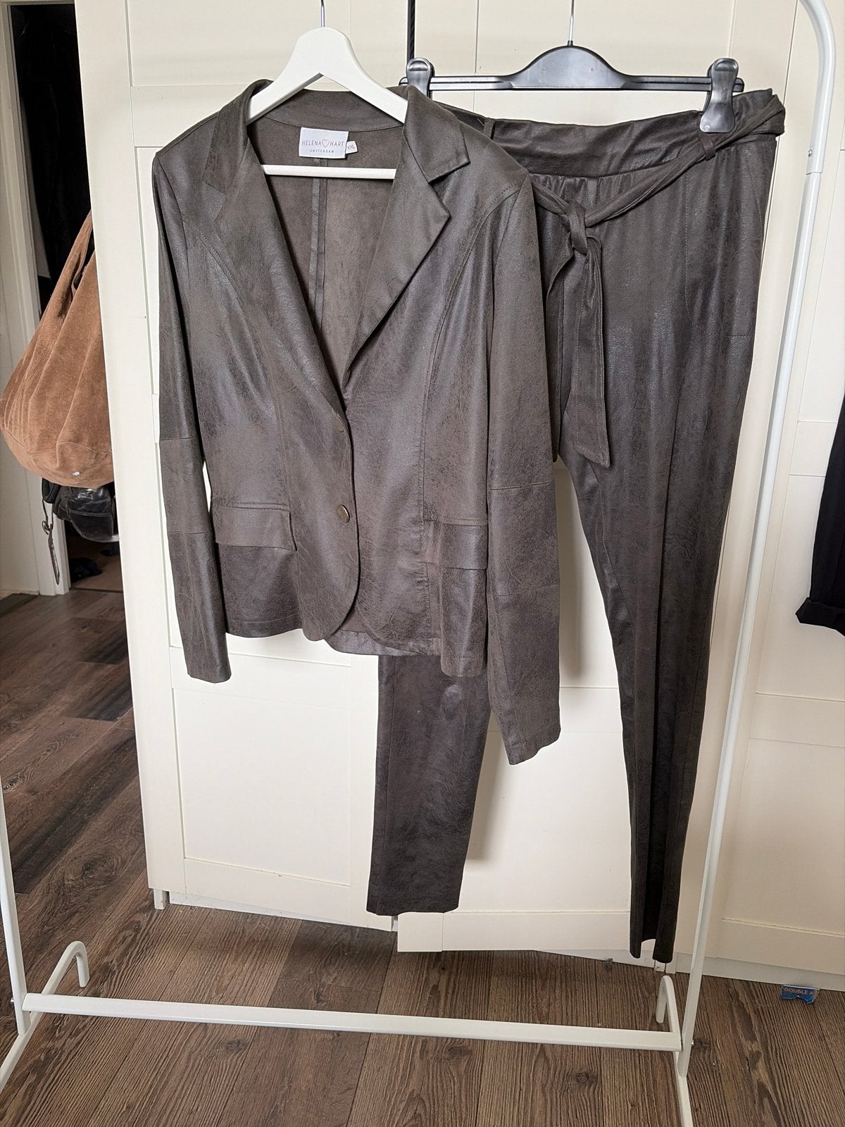 Helena Hart Pak - Jasje en Broek - Maat XXL/L, Kostuum of Pak, Bruin, Maat 46/48 (XL) of groter, Ophalen of Verzenden