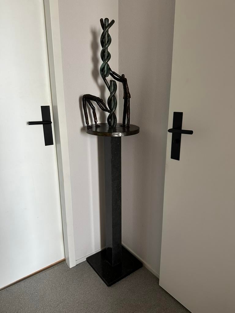 Bronzen Sculptuur op Sokkel Haagse Courant, Groep mensen, Ophalen of Verzenden, Brons, 1 meter - 2 meter