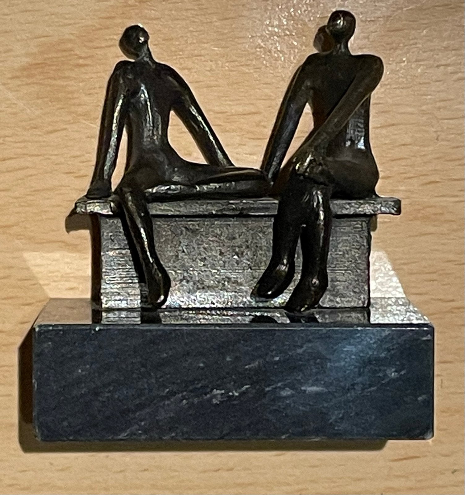Artihove sculptuur 'Aandacht voor elkaar' - Corry Ammerlaan, Groep mensen, Minder dan 20 cm, Ophalen of Verzenden, Gemerkt