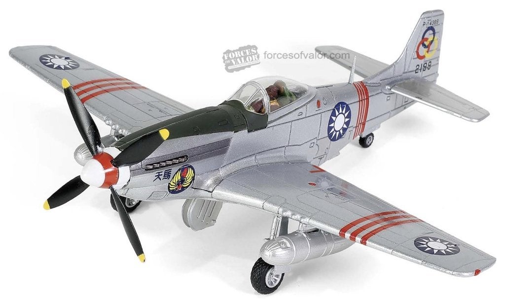 P-51D Mustang 4th Fighter Group ROCAF Forces of Valor 812013, Glow2B Germany GmbH Erlenbacher Str. 3 shop@glow2b.de, Schaalmodel