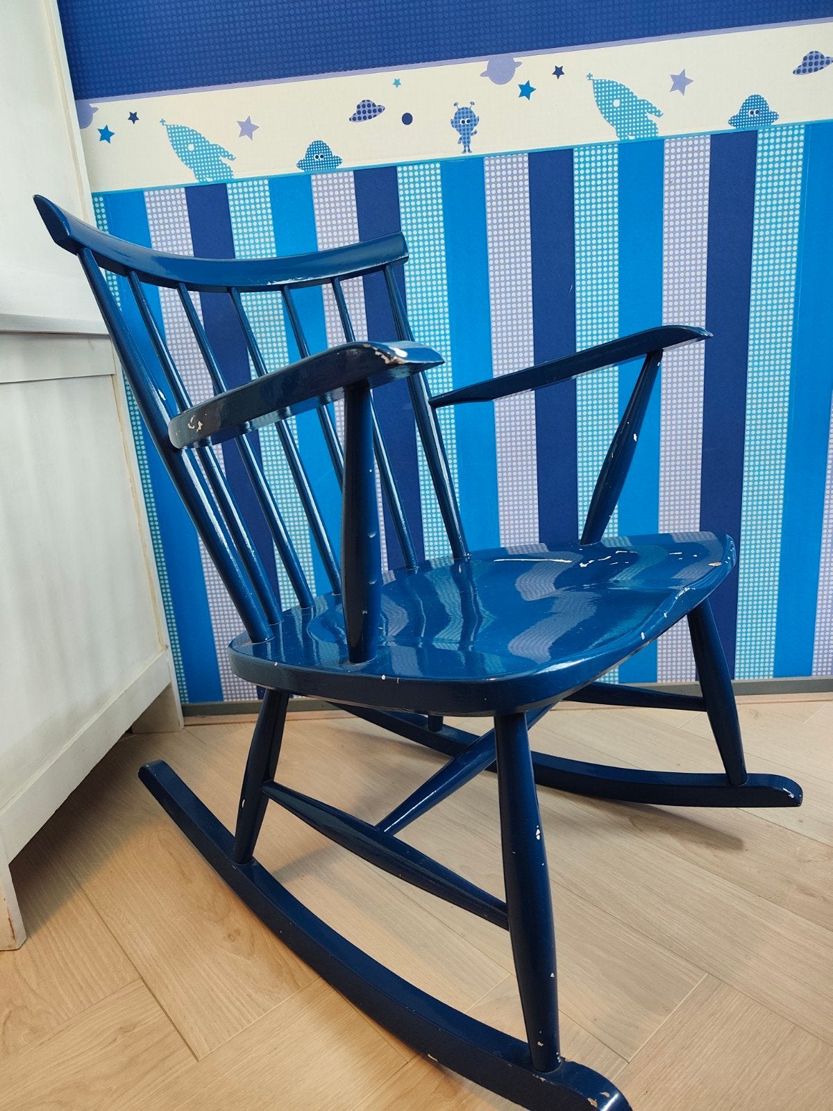 Blauwe houten schommelstoel, Ophalen, Gebruikt, Blauw, Vintage, Kinderkamer