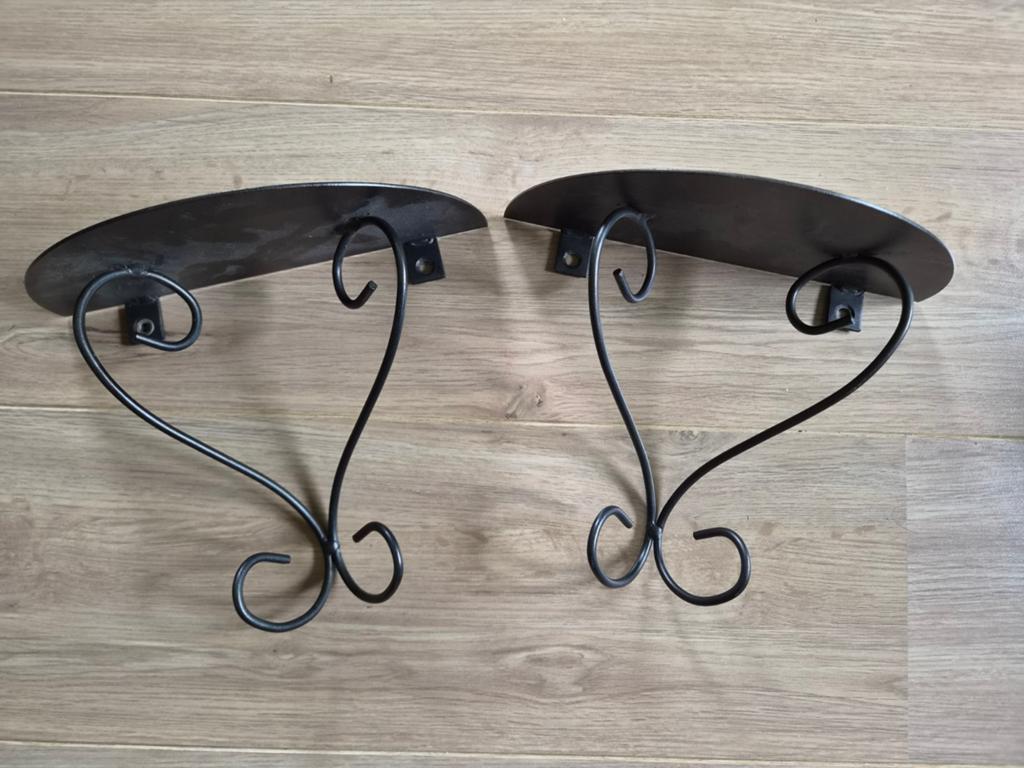 Zwart metalen halfronde wandplankjes (2 stuks), Ophalen of Verzenden, Gebruikt