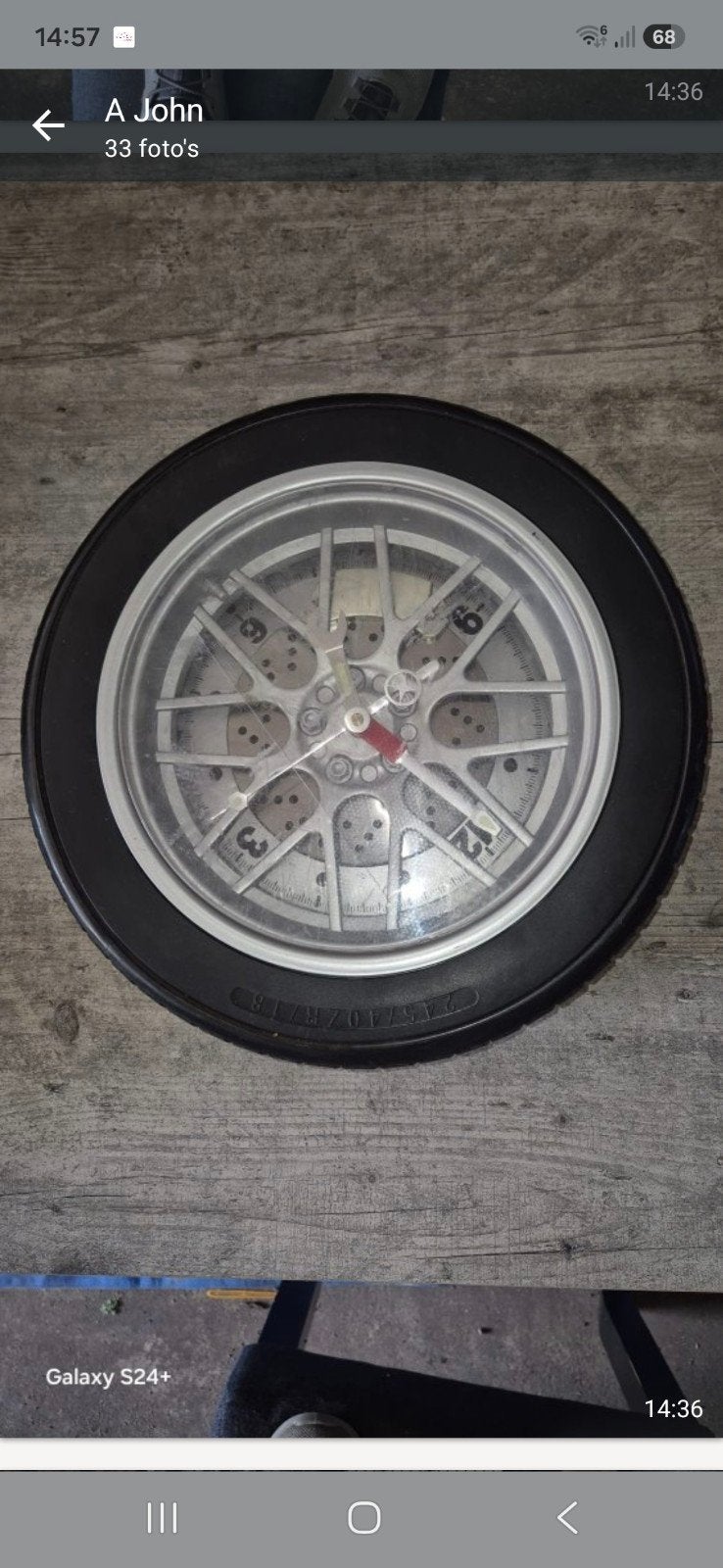 Wandklok in de vorm van een autoband met velg, Ophalen