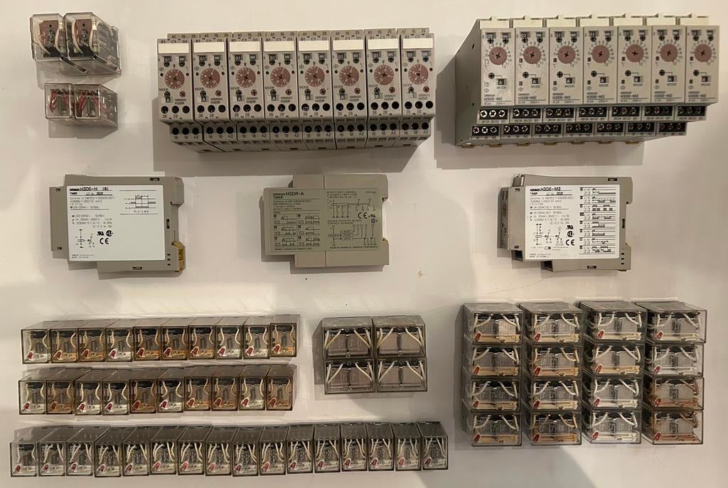 18 Tijdrelais Omron o.a. H3DE H3DR / 60 overige relais Omron, Ophalen, Zo goed als nieuw