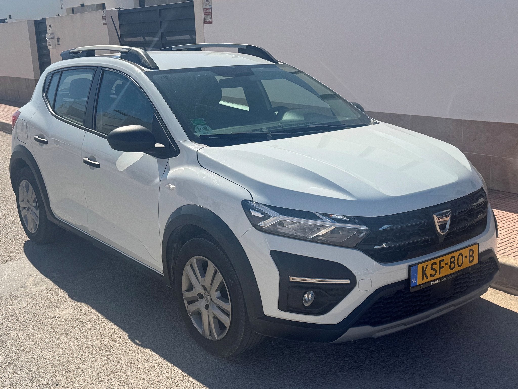 Dacia Sandero STEPWAY 1.0 TCE 90PK (bj 2022), Auto's, Dealer onderhouden, Gebruikt, Euro 6, Wit
