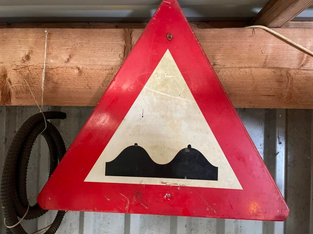 VERKEERSBORD, HOBBELIG WEGDEK / UITBOLLING OVERDWARS, Ophalen, Zo goed als nieuw