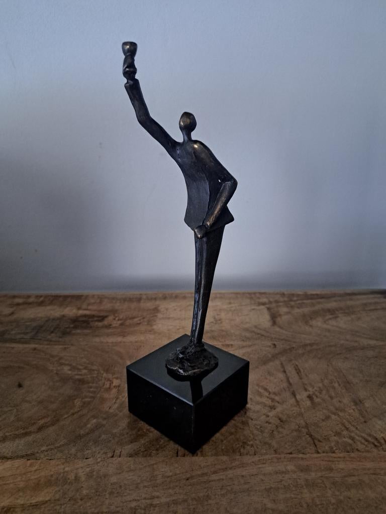 Ger van tankeren beeld "proostend gebaar", Antiek en Kunst, Art deco, Ophalen of Verzenden, 20 - 50 cm, Op sokkel