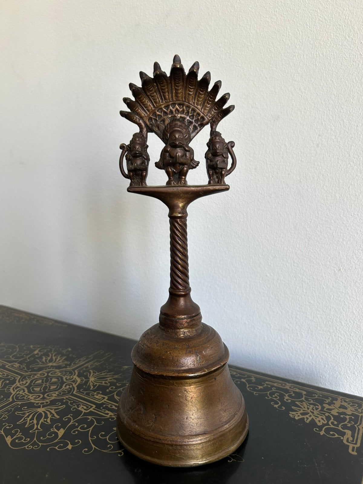Indiase tempelbel met Garuda onder een waaier van slangen, Ophalen of Verzenden