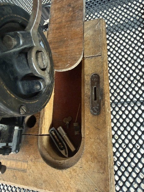Te koop ouderwetse naaimachine, Ophalen