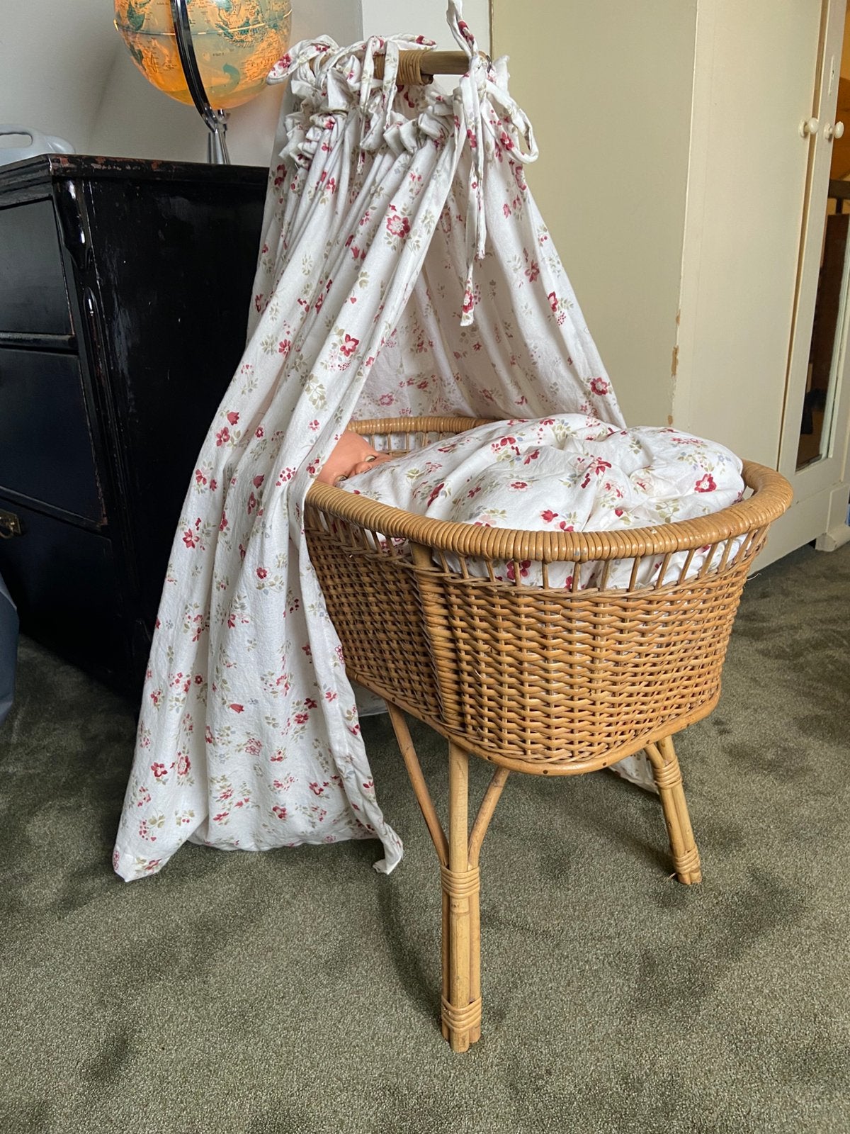 Rieten poppenwieg en houten wandelwagen, Ophalen, Babypop