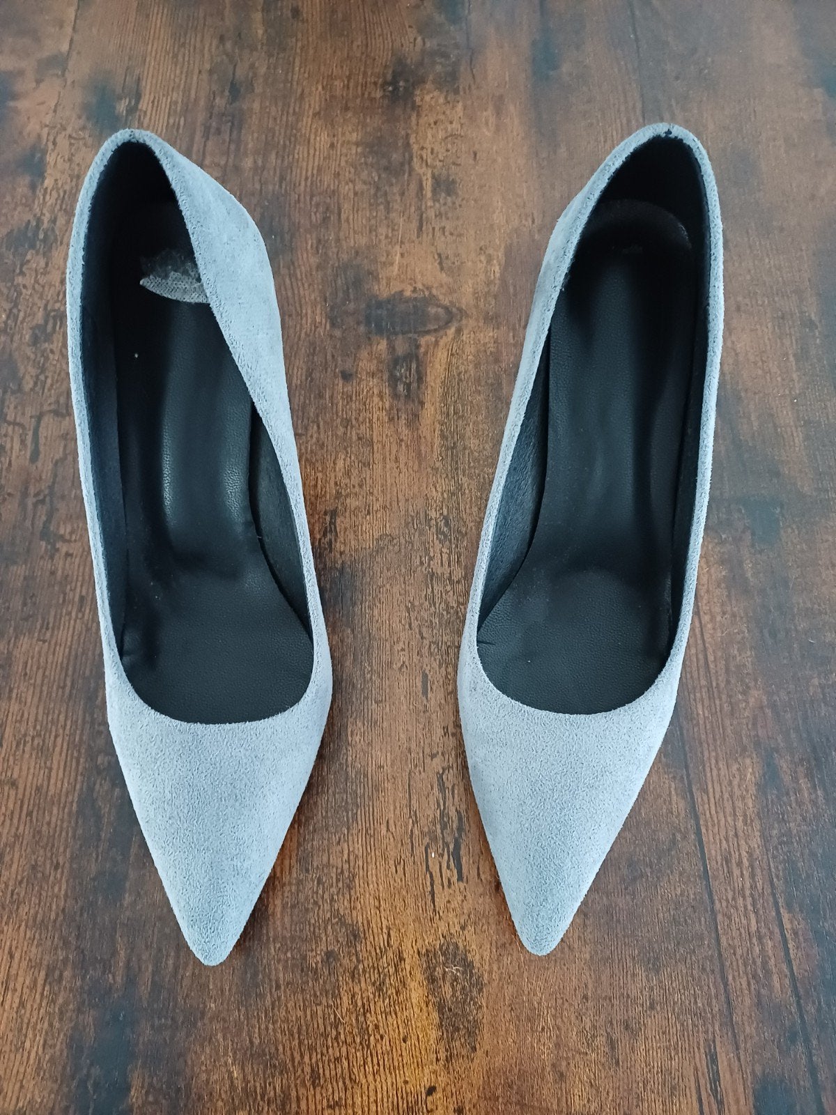 Grijze suède pumps - Maat 41, Kleding | Dames, Ophalen of Verzenden, Zo goed als nieuw, Grijs, Pumps