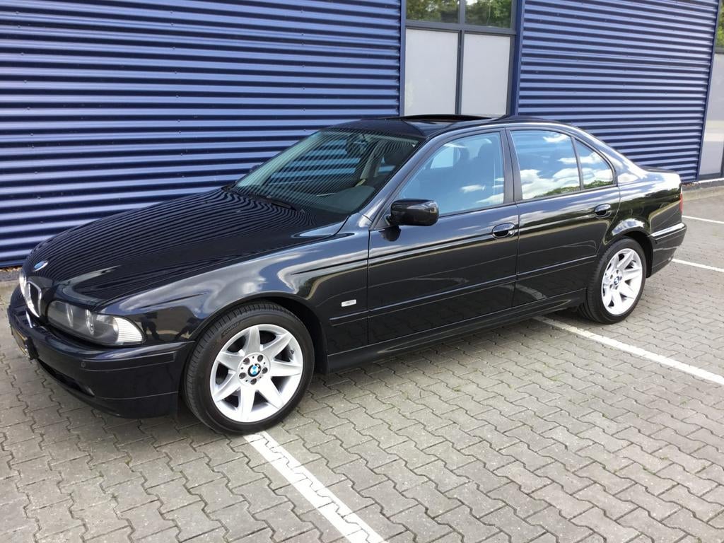 BMW 5-Serie 3.0 I 530 AUT 2001 Zwart, Auto's, BMW, Automaat, Achterwielaandrijving, Zwart, Zwart