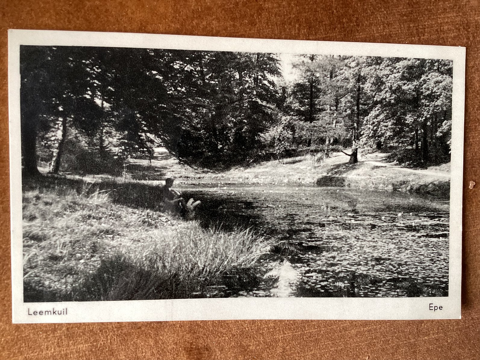 Epe. (Gld.) Leemkuil. Man langs vijver, Ophalen of Verzenden, 1940 tot 1960, Gelderland