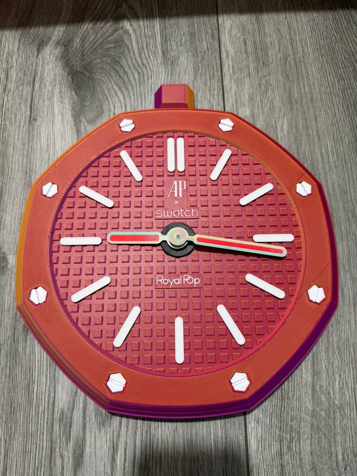 Swatch AP Wandklok Royal Pop “Red Rainbow” incl verzending, Huis en Inrichting, Verzenden, Nieuw, Wandklok