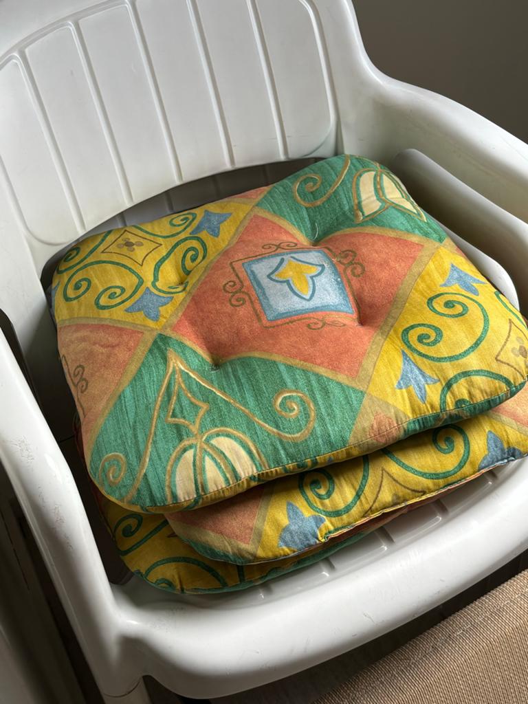 Allibert: 4 Witte Tuinstoelen met 4 Kleurrijke Kussens, Ophalen, Kunststof, Gebruikt, Wit