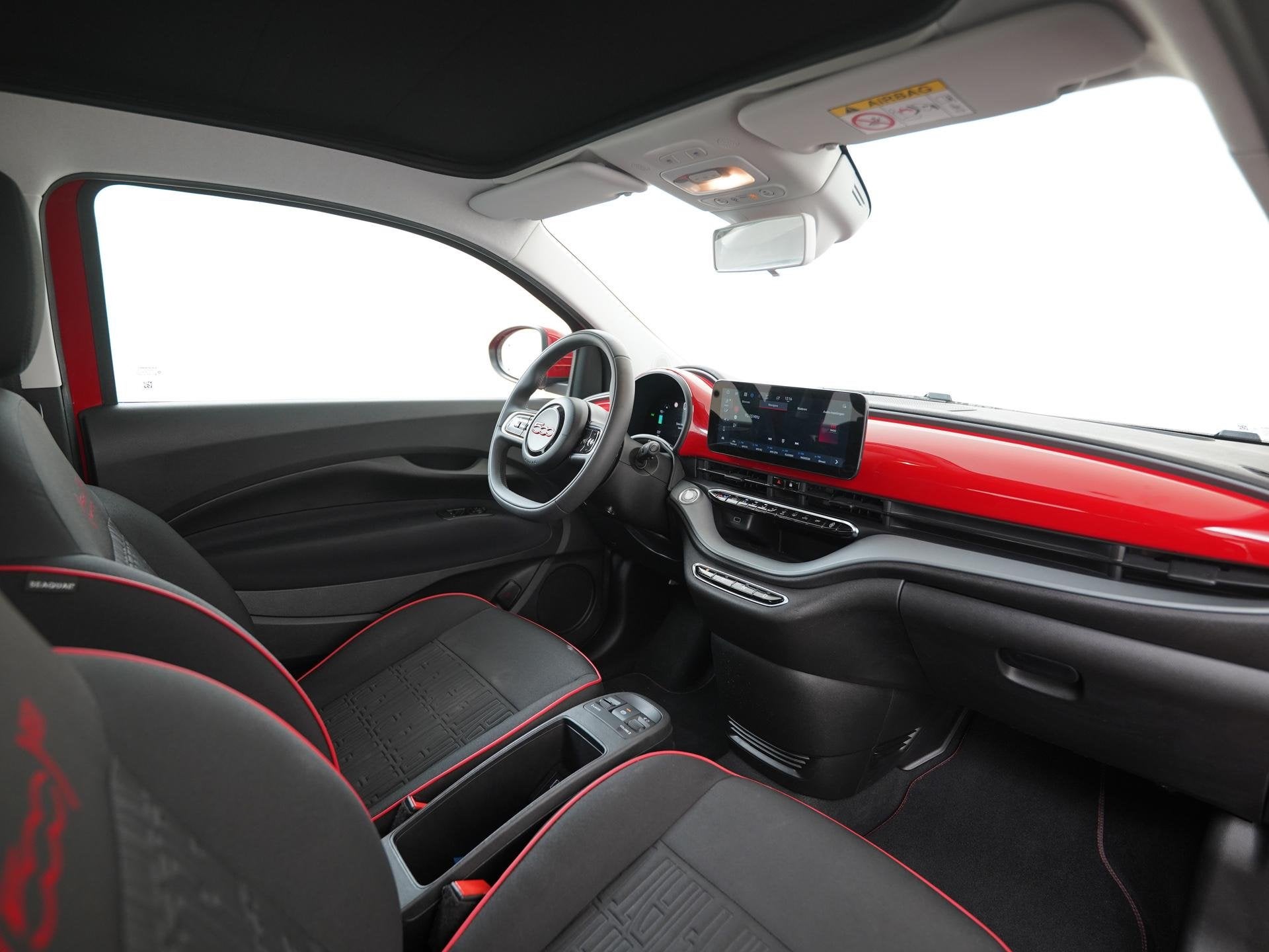 Fiat 500e C RED 42 kWh | SOH 100% | Camera | Navigatie | App, Auto's, Fiat, 12 maanden, Stof, 4 stoelen, Geïmporteerd