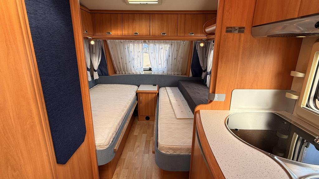 Hobby De luxe Easy 495 UL bouwjaar 2005 met voortent, Caravans en Kamperen, Caravans, Rondzit, Hobby, Bedrijf, 4 tot 5 meter