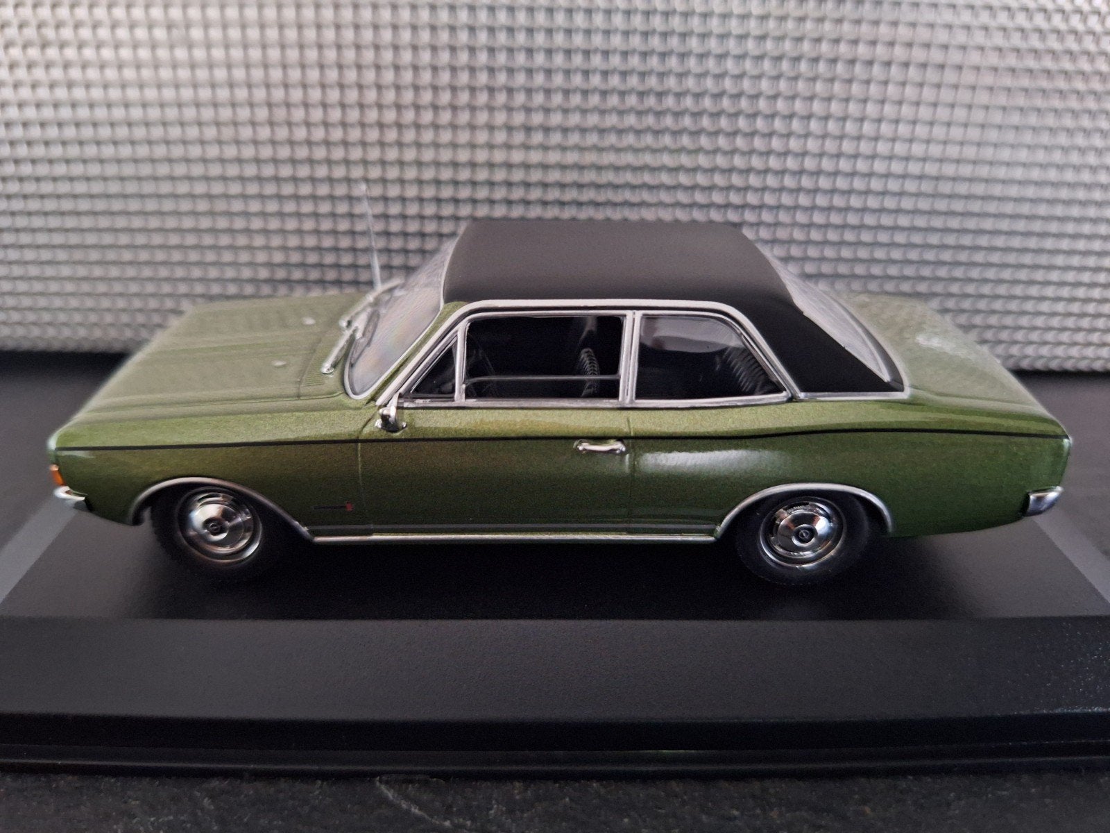 Opel Commodore A 1970 Schaal 1:43, Overige merken, Nieuw, Ophalen of Verzenden, Maxichamps