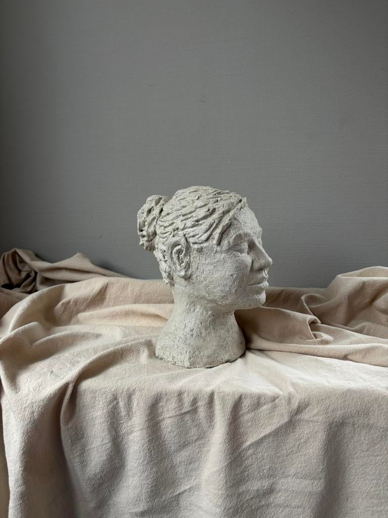 Vintage chamotte beeld sculptuur ‘SHE’  h23cm, Ophalen of Verzenden, Zo goed als nieuw, Mens