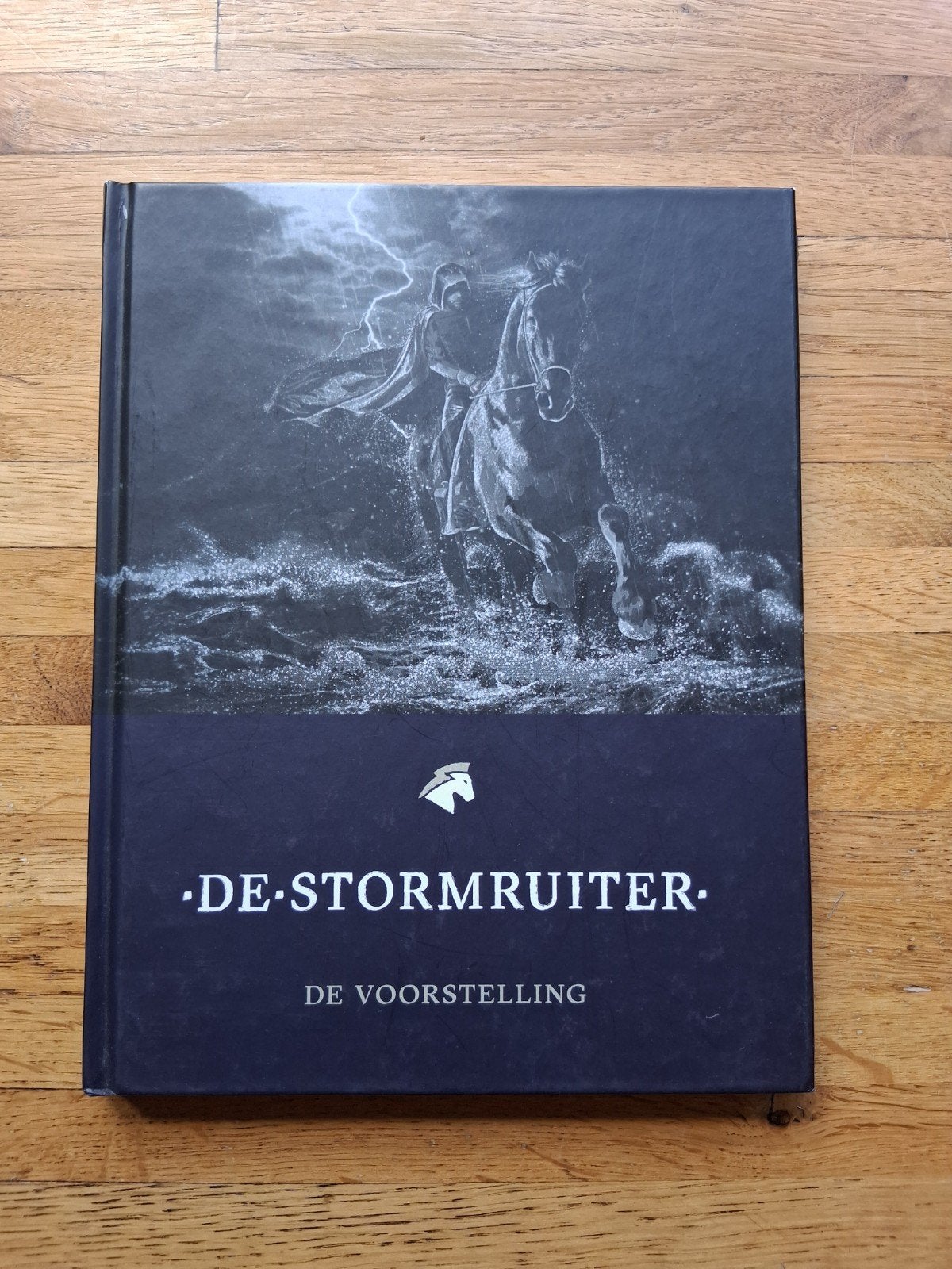 De Stormruiter een prachtig fotoboek van de voorstelling, Ophalen of Verzenden, Zo goed als nieuw