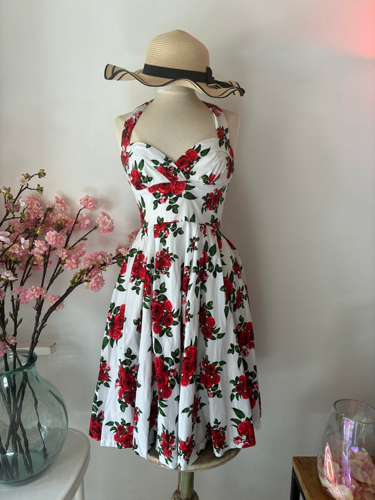 Hell Bunny Vixen Vintage Jurk Wit Rode Bloemen Maat S, Wit, Ophalen of Verzenden, Zo goed als nieuw, Knielengte
