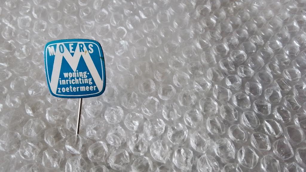 Speldje moers woninginrichting uit Zoetermeer, Verzamelen, Speldjes, Pins en Buttons, Ophalen of Verzenden, Zo goed als nieuw
