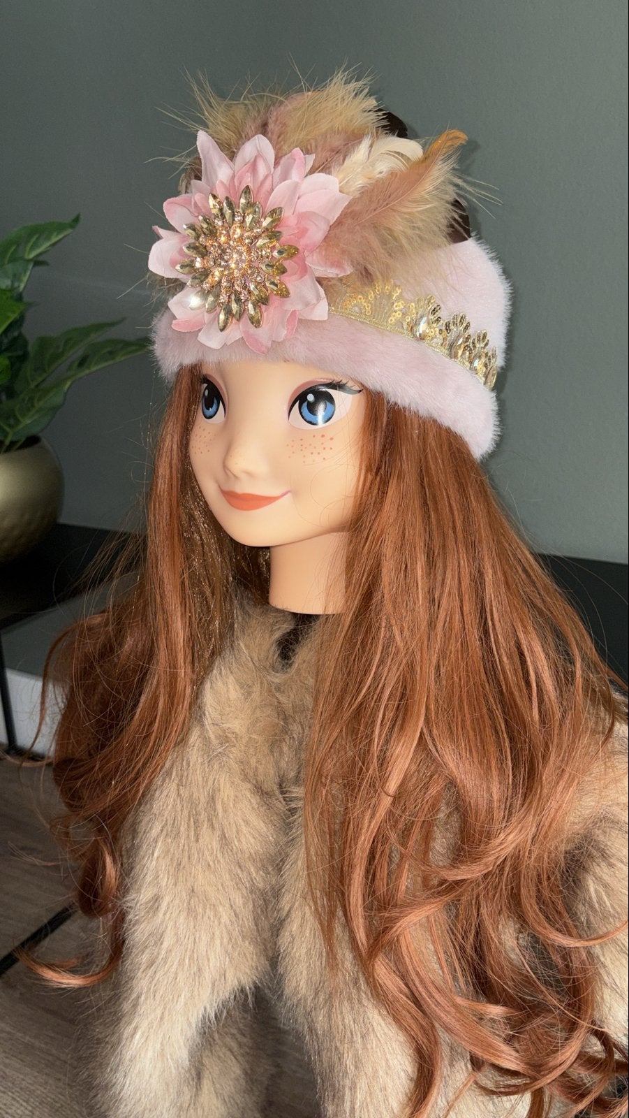 Bont haarband carnaval - Roze met veren en bloem, Kleding | Dames, Ophalen of Verzenden, Nieuw, Carnaval, Accessoires