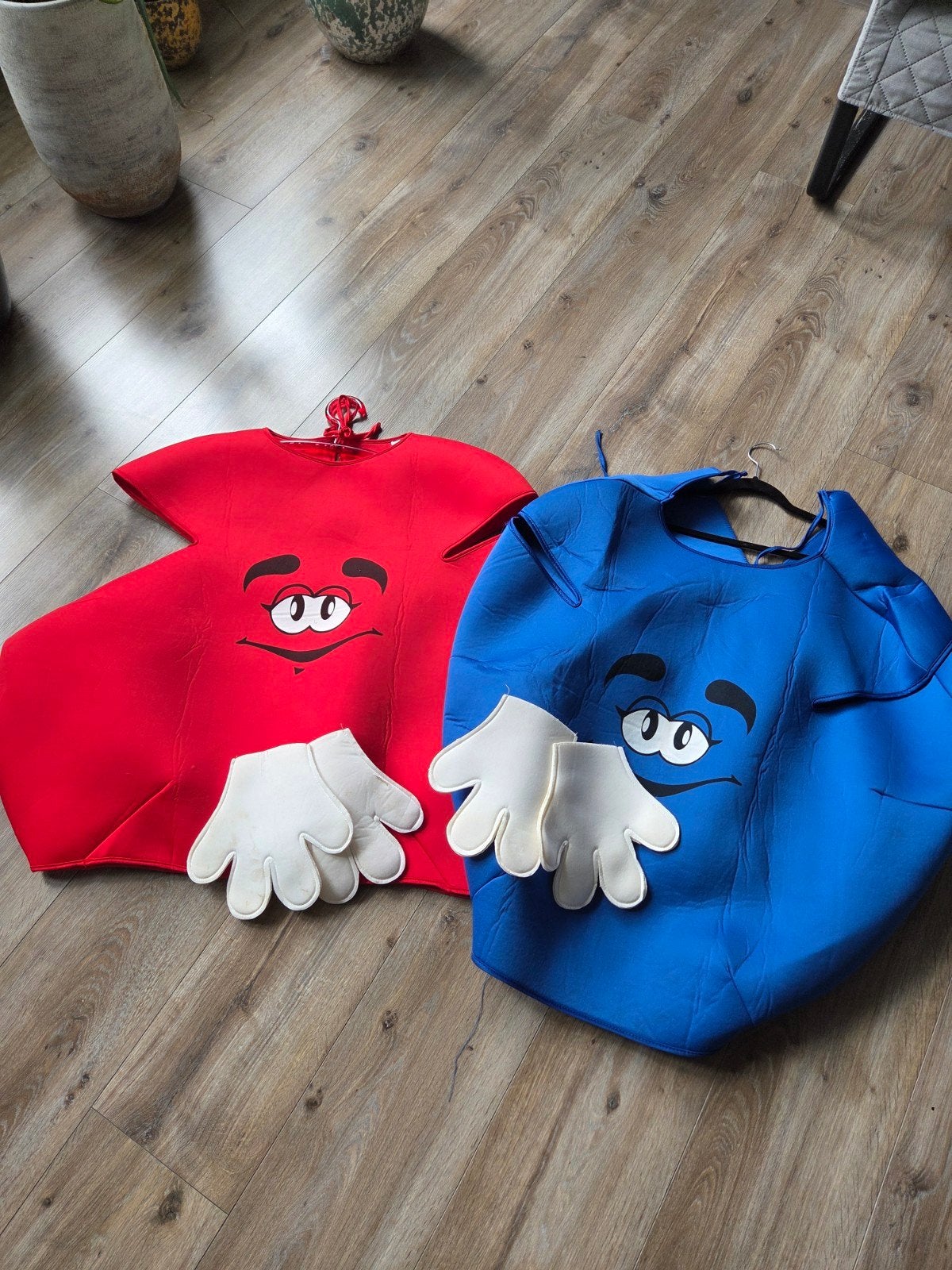 M&M's Verkleedpakken - Rood en Blauw (Carnaval/Feest), Ophalen of Verzenden, Gebruikt, Pak of Jurk