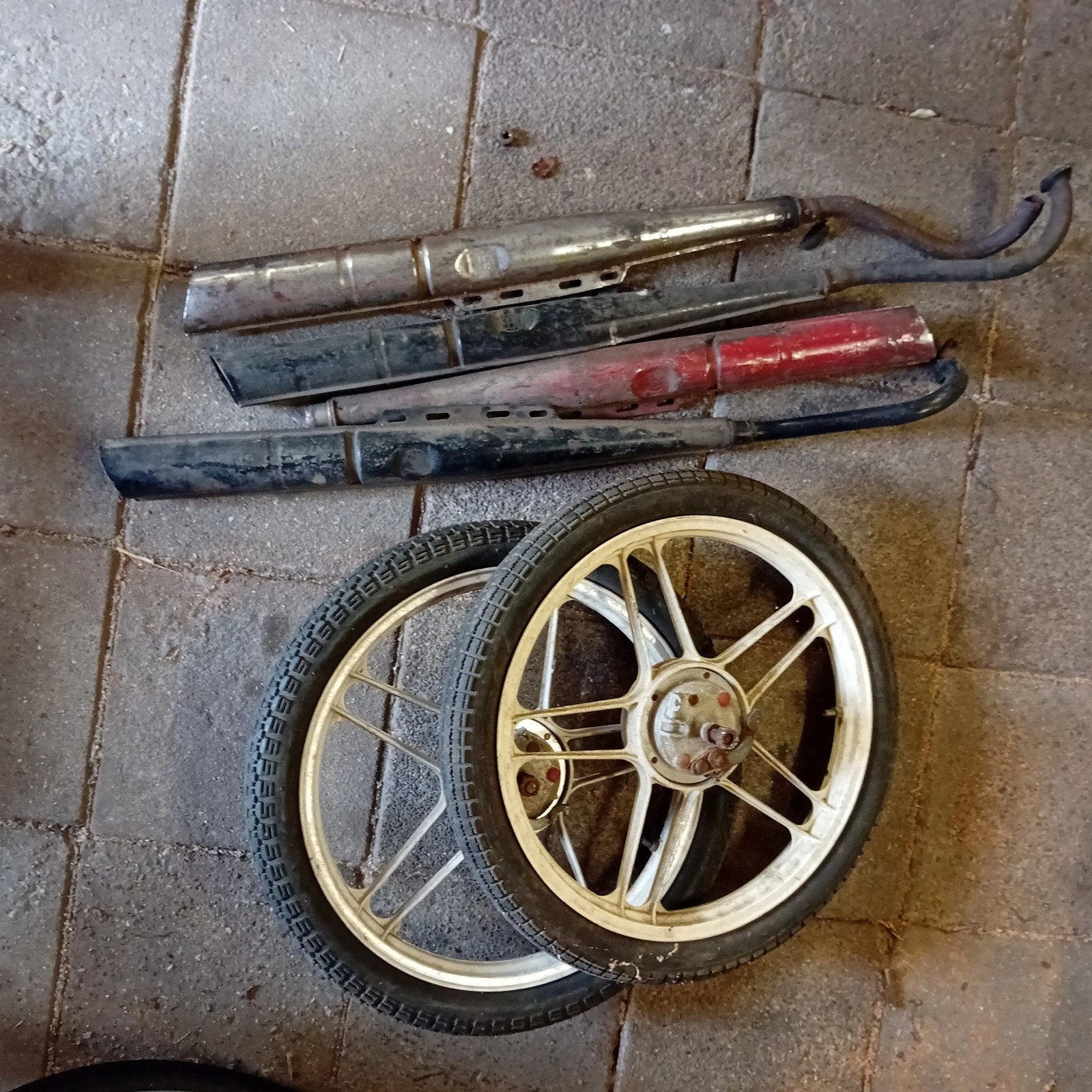 2 voor wielen en een paar uitlaten van een puch maxi, Ophalen, Gebruikt, Overige typen